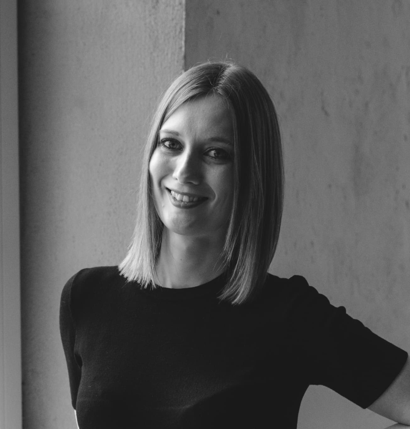 Portrait einer Frau sie lächelt in die Kamera